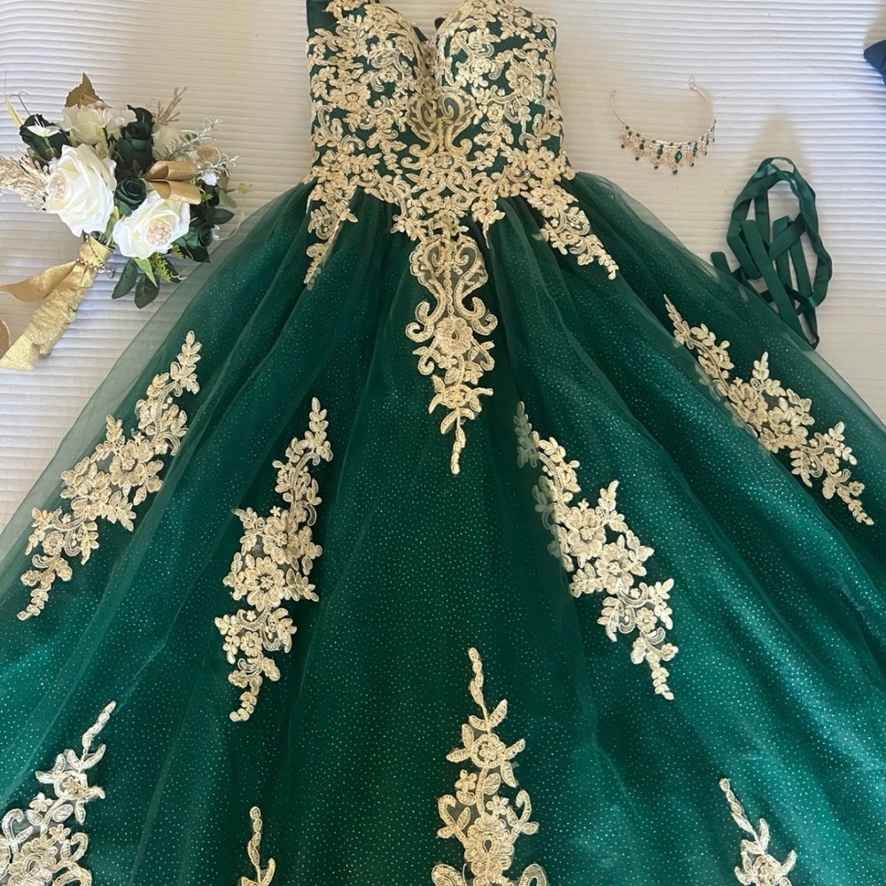 Elegant Green and Gold Women's Dress - Picture 4 of 6